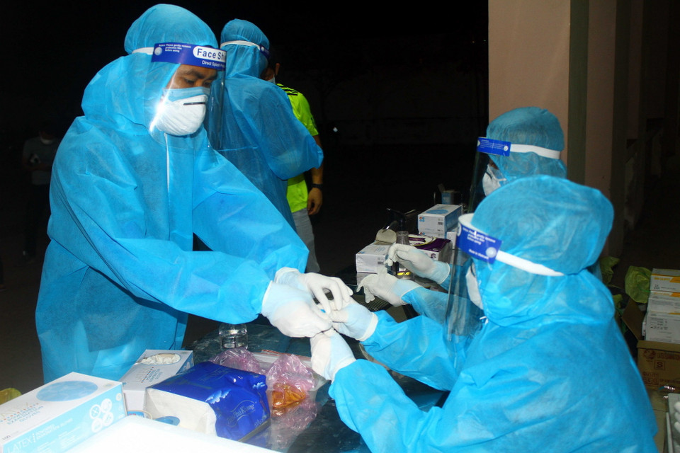 Hơn 600 cán bộ y tế đã được huy động để lấy 60.000 mẫu xét nghiệm COVID-19 cho người dân 25 phường, xã của thành phố Vinh (Nghệ An). (Ảnh: Tá Chuyên/TTXVN)