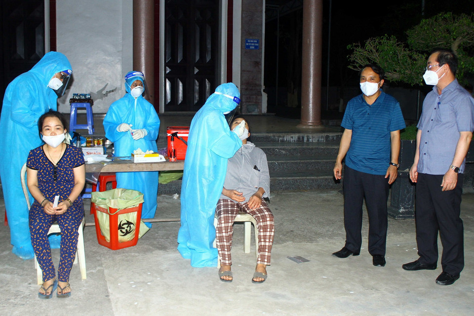 Giám đốc Sở Y tế Nghệ An Dương Đình Chỉnh (thứ 2 từ phải sang) cùng lãnh đạo Thành phố Vinh đến kiểm tra công tác lấy mẫu xét nghiệm COVID-19 cho người dân tại xã Hưng Đông, thành phố Vinh (Nghệ An). (Ảnh: Tá Chuyên/TTXVN)