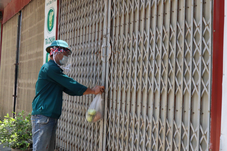 Thực phẩm phát cho các hộ dân tại xã Mão Điền được treo trước cửa để tránh lây lan dịch bệnh. (Ảnh: Thanh Thương/TTXVN)
