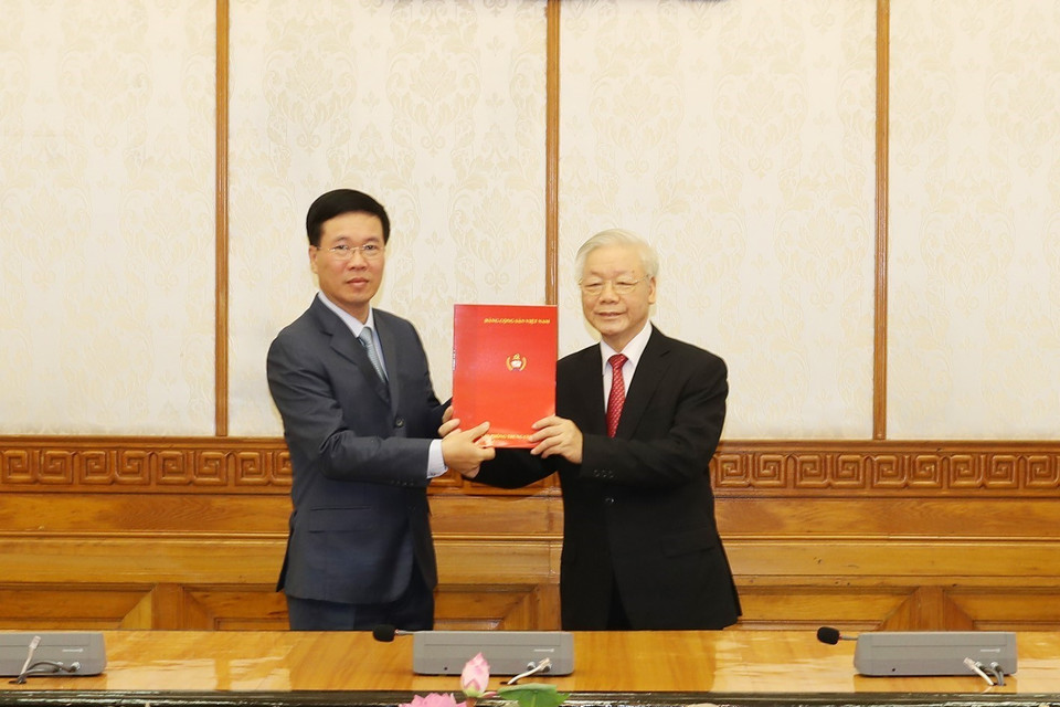 Tổng Bí thư, Chủ tịch nước Nguyễn Phú Trọng trao Quyết định phân công ông Võ Văn Thưởng, Ủy viên Bộ Chính trị, giữ chức Thường trực Ban Bí thư. (Ảnh : Trí Dũng/TTXVN)