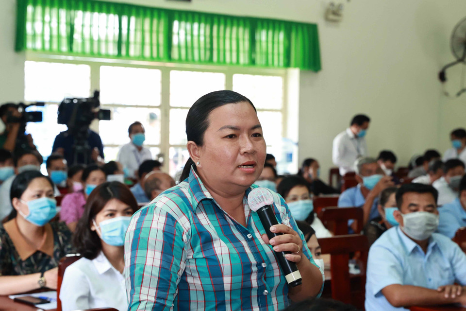 Cử tri Phạm Thị Ngọc Dung, xã Bình Mỹ, huyện Củ Chi đặt câu hỏi đối với các ứng cử viên đại biểu Quốc hội tại buổi tiếp xúc cử tri ngày 9/5. (Ảnh: Thống Nhất/TTXVN)