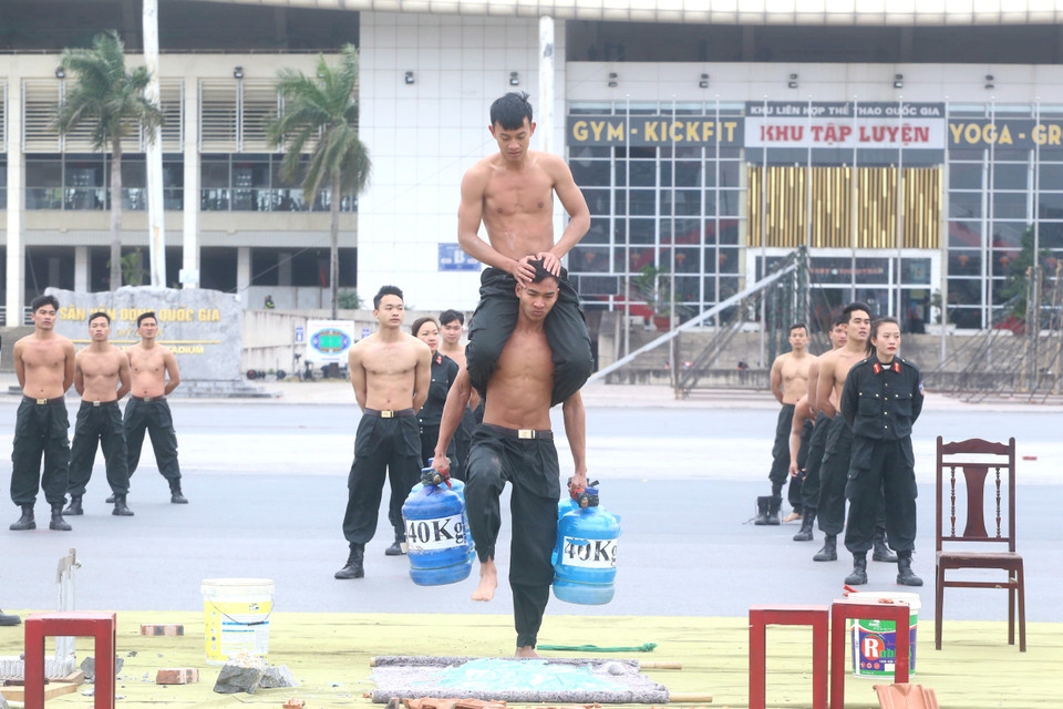 Các lực lượng tổng duyệt các phương án, huy động phương tiện, huấn luyện võ thuật, diễn tập giải quyết các tình huống gây rối, các trường hợp tụ tập kích động tại các mục tiêu được bảo vệ. (Ảnh: TTXVN phát)