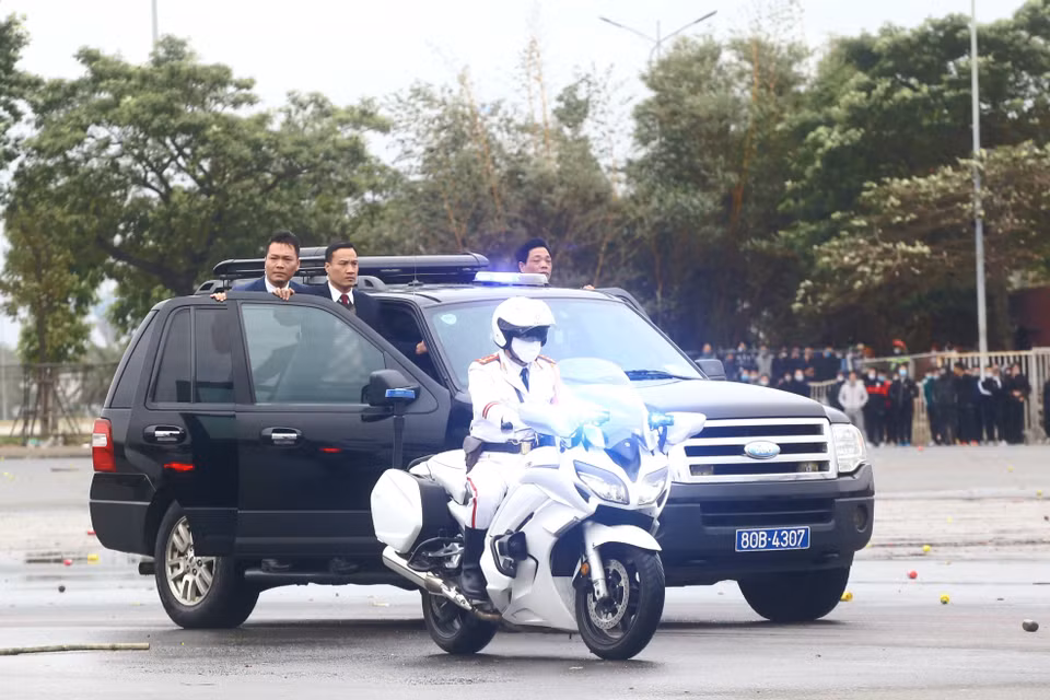 Các lực lượng tổng duyệt các phương án, huy động phương tiện, huấn luyện võ thuật, diễn tập giải quyết các tình huống gây rối, các trường hợp tụ tập kích động tại các mục tiêu được bảo vệ. (Ảnh: TTXVN phát)