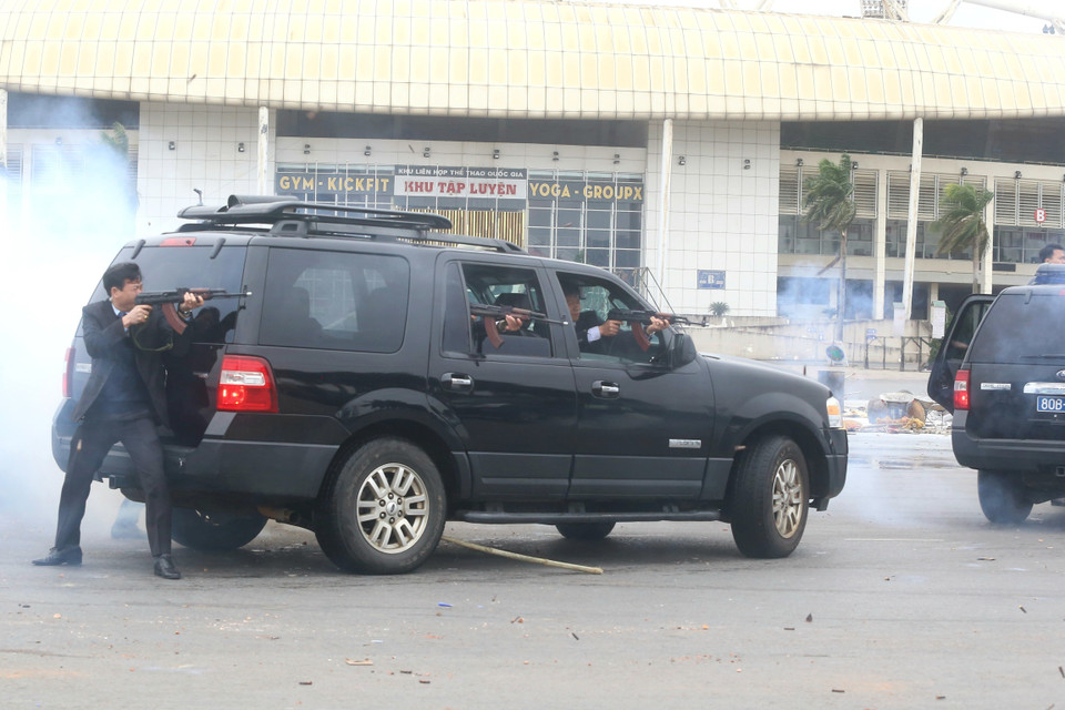 Các lực lượng tổng duyệt các phương án, huy động phương tiện, huấn luyện võ thuật, diễn tập giải quyết các tình huống gây rối, các trường hợp tụ tập kích động tại các mục tiêu được bảo vệ. (Ảnh: TTXVN phát)
