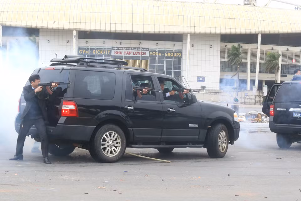 Các lực lượng tổng duyệt các phương án, huy động phương tiện, huấn luyện võ thuật, diễn tập giải quyết các tình huống gây rối, các trường hợp tụ tập kích động tại các mục tiêu được bảo vệ. (Ảnh: TTXVN phát)