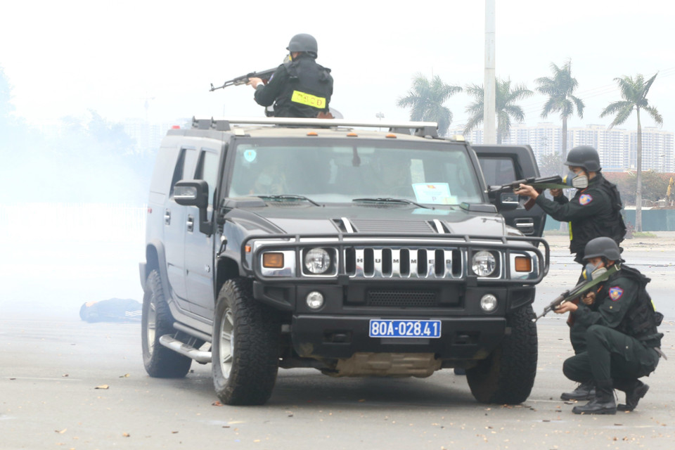 Các lực lượng tổng duyệt các phương án, huy động phương tiện, huấn luyện võ thuật, diễn tập giải quyết các tình huống gây rối, các trường hợp tụ tập kích động tại các mục tiêu được bảo vệ. (Ảnh: TTXVN phát)