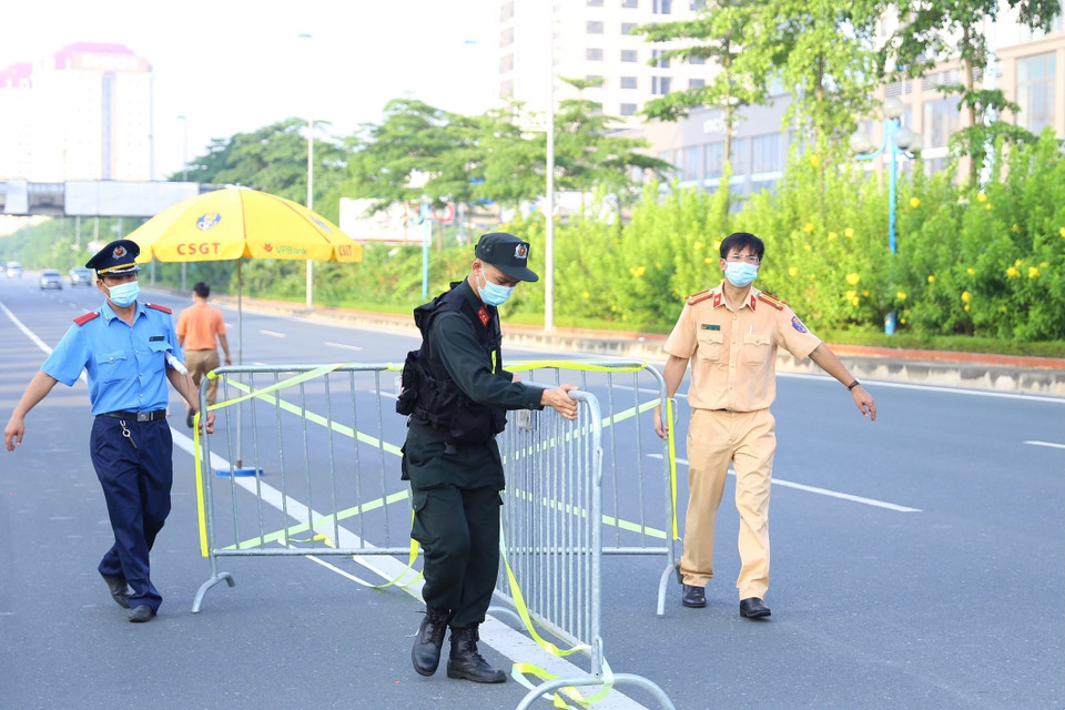 Lập rào chắn chuẩn bị triển khai chốt từ đường Võ Chí Công lên cầu Nhật Tân. (Ảnh: Hoàng Hiếu/TTXVN)