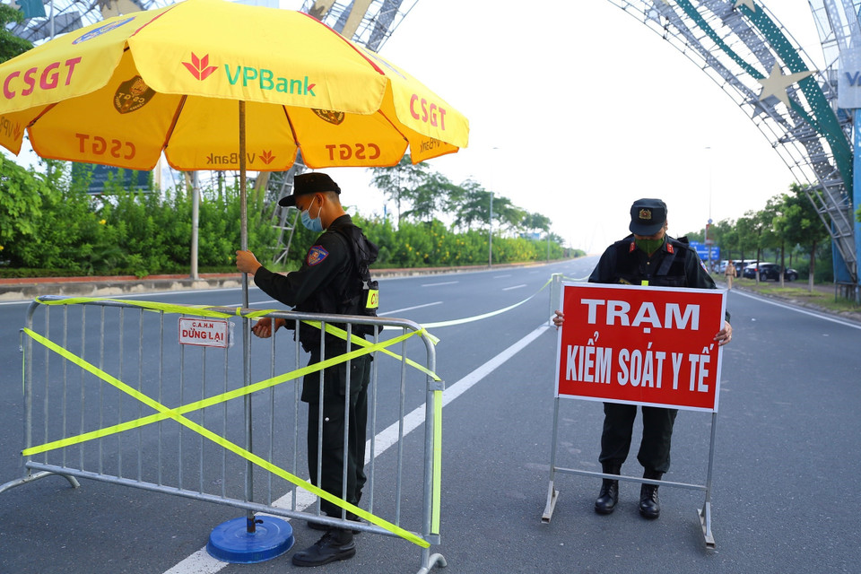 Lực lượng chức năng lập chốt kiểm soát người và phương tiện tại khu vực đường Võ Chí Công lên cầu Nhật Tân. (Ảnh: Hoàng Hiếu/TTXVN)