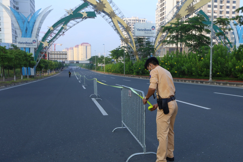 Từ 6h30, lực lượng chức năng lập rào chắn chuẩn bị triển khai chốt từ đường Võ Chí Công lên cầu Nhật Tân. (Ảnh: Hoàng Hiếu/TTXVN)