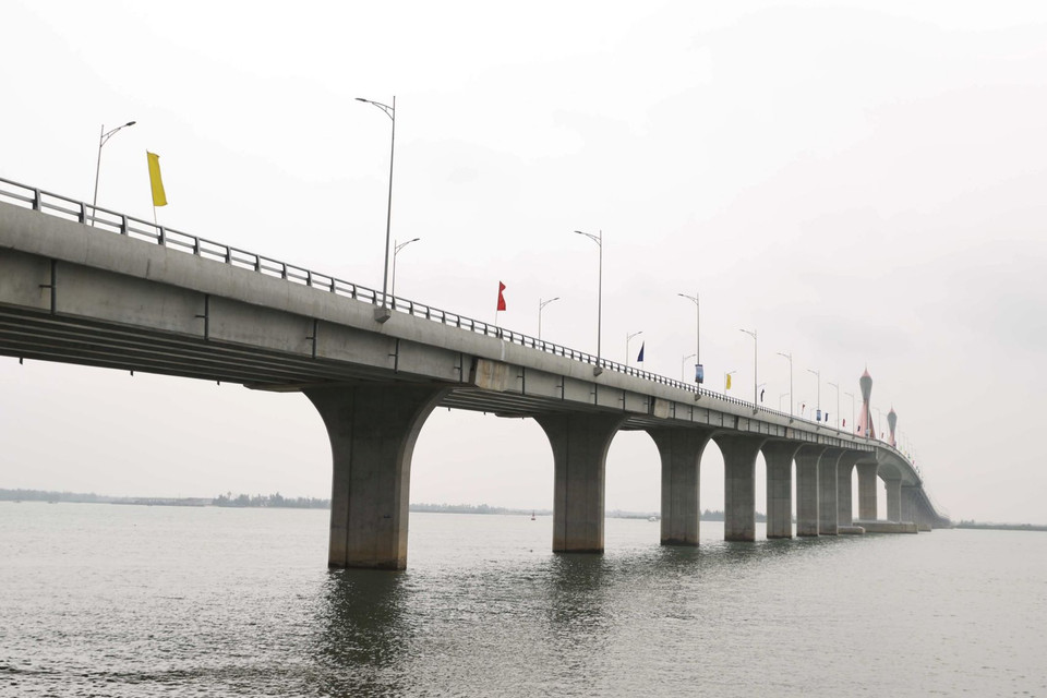 Cầu Cửa Hội bắc qua Sông Lam nối tỉnh Nghệ An và Hà Tĩnh. (Ảnh: Thống Nhất/TTXVN)