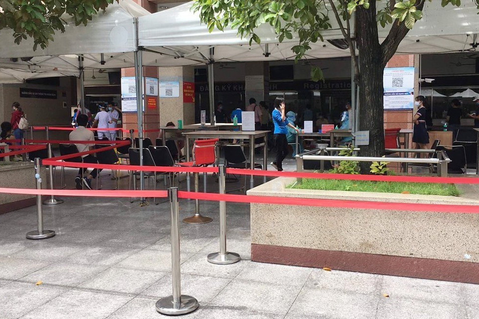 Bệnh viện Đại học Y dược Thành phố Hồ Chí Minh tiến hành lấy mẫu xét nghiệm cho toàn bộ nhân viên y tế trong sáng 16/6. (Ảnh: Đinh Hằng/TTXVN)