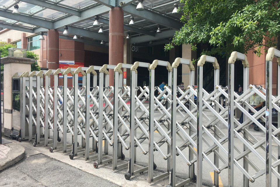 Cổng chính của Bệnh viện Đại học Y dược Thành phố Hồ Chí Minh đã đóng từ sáng 16/6. (Ảnh: Đinh Hằng/TTXVN)