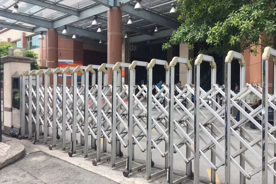 Cổng chính của Bệnh viện Đại học Y dược Thành phố Hồ Chí Minh đã đóng từ sáng 16/6. (Ảnh: Đinh Hằng/TTXVN)