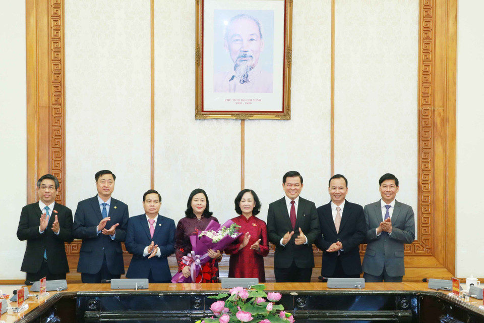 Bà Trương Thị Mai với các lãnh đạo Ban Dân vận Trung ương. (Ảnh: Phương Hoa/TTXVN)