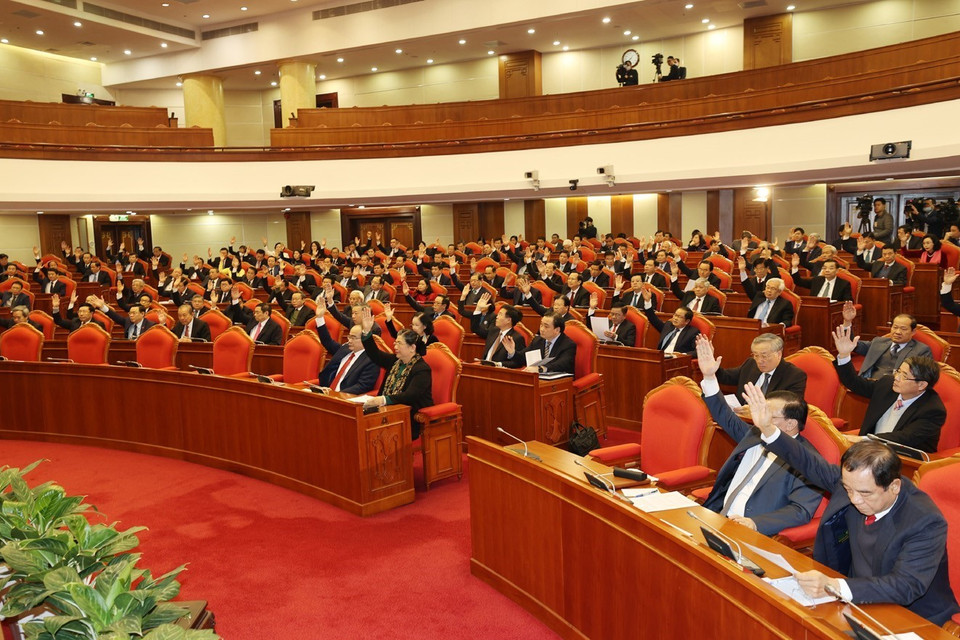 Các đại biểu biểu quyết thông qua chương trình Hội nghị. (Ảnh: Trí Dũng/TTXVN)