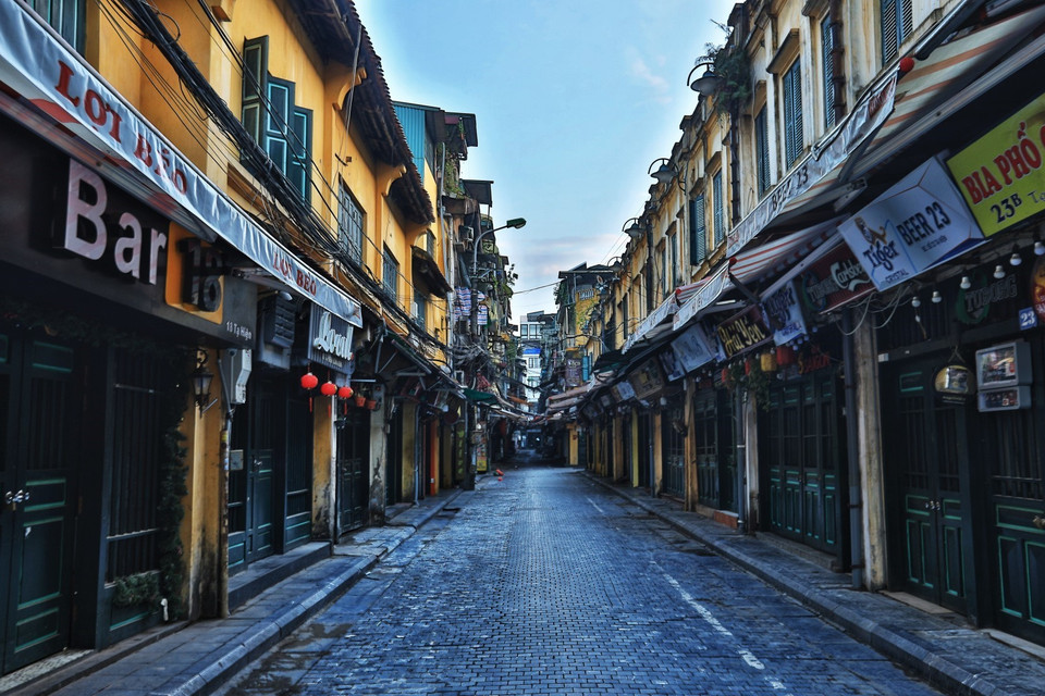 Phố Tạ Hiện lúc 6h sáng 24/7. (Ảnh: Thành Đạt/TTXVN)