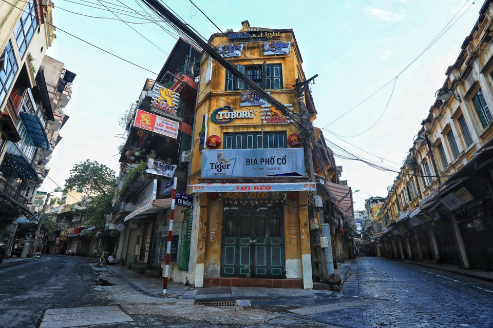 Phố Tạ Hiện, một trong những điểm ăn chơi đông đúc vắng vẻ không bóng người lúc 6h sáng 24/7. (Ảnh: Thành Đạt/TTXVN)