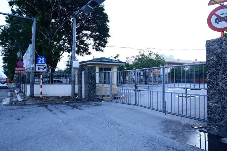 Bến xe Giáp Bát thực hiện đóng cửa theo Chỉ thị 17 của UBND tp Hà Nội. (Ảnh: Hoàng Hiếu/TTXVN)