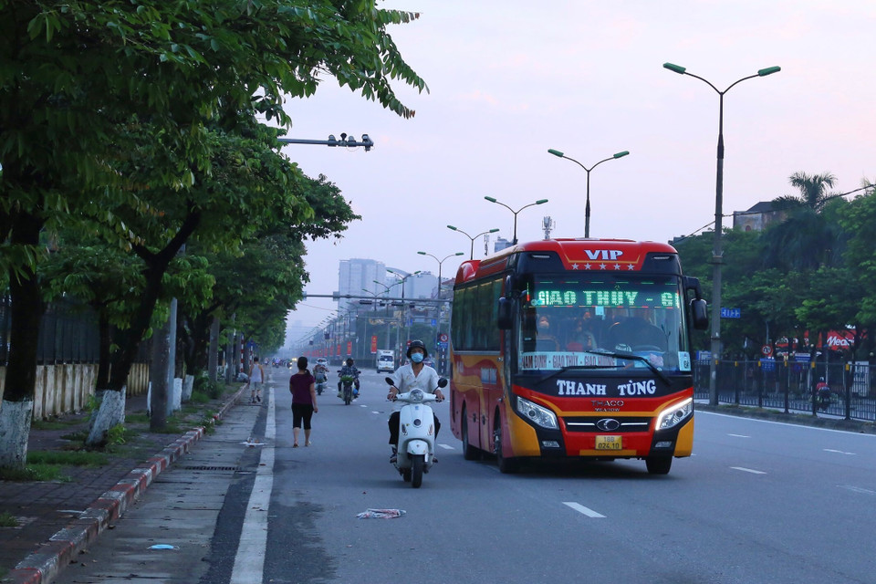 Chiếc xe khách cuối cùng rời bến Giáp Bát lúc 5h45p sáng 24/7. (Ảnh: Hoàng Hiếu/TTXVN)