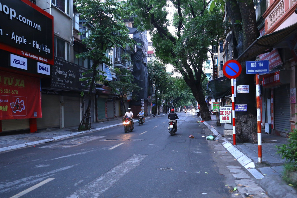 Phố Trương Định (quận Hai Bà Trưng) vắng vẻ trong ngày đầu thực hiện giãn cách xã hội. (Ảnh: Thành Đạt/TTXVN)