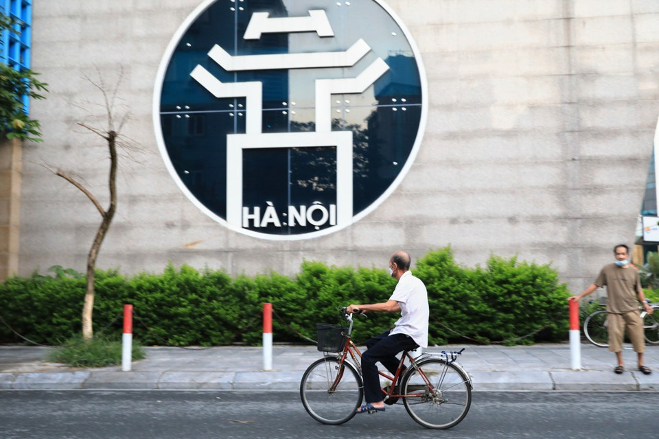 Chỉ thị 17 ban hành vào đêm muộn nên nhiều người không biết, vẫn đi tập thể dục sớm (ảnh chụp trên phố Hoàng Cầu). (Ảnh: Thành Đạt/TTXVN)