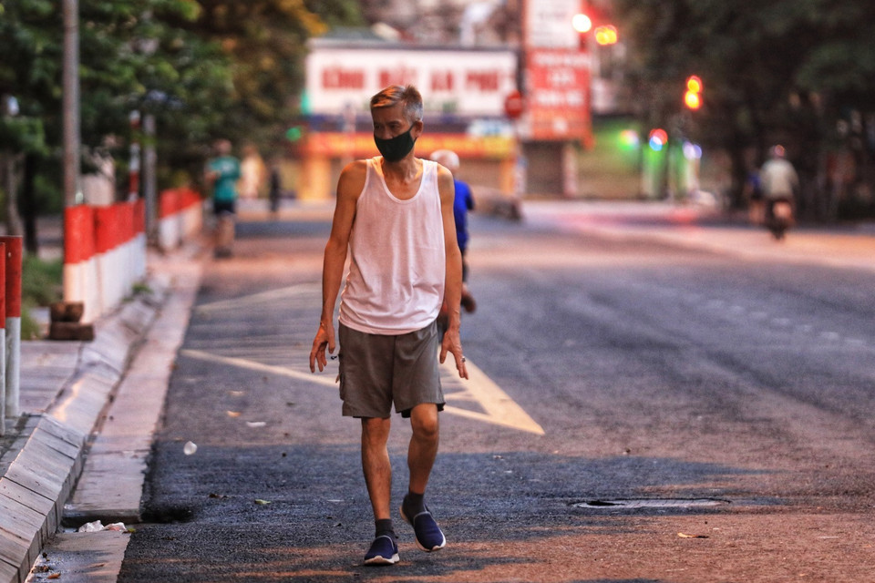 Nhiều người dân vẫn đi tập thể dục sớm (ảnh chụp trên phố Hoàng Cầu). (Ảnh: Thành Đạt/TTXVN)