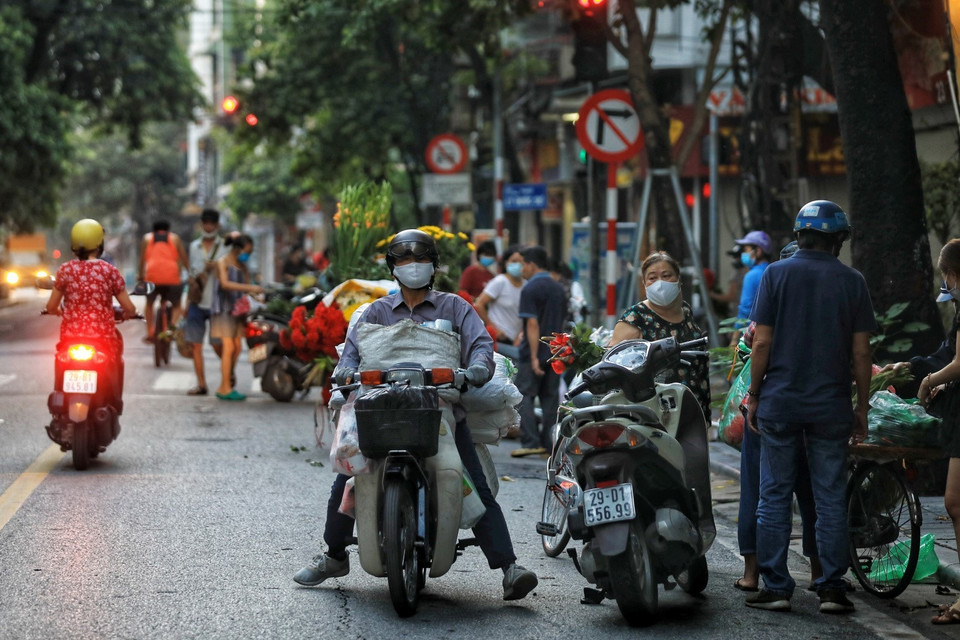 Người dân được phép ra đường để đi chợ nhưng vẫn phải tuân thủ 5K (Ảnh chụp trên phố Hàng Bông lúc 6h sáng 24/7). (Ảnh: Thành Đạt/TTXVN)