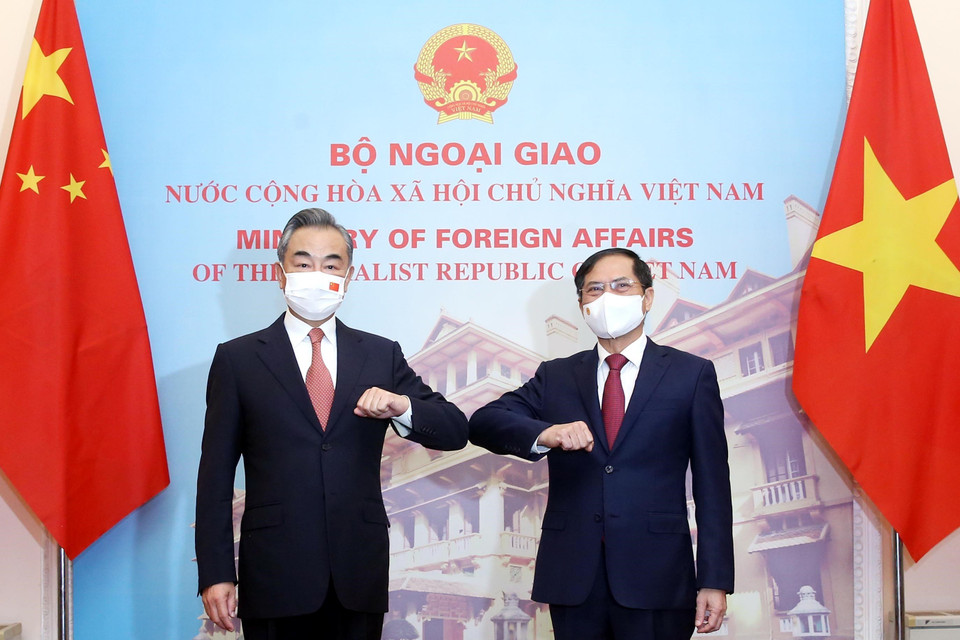 Bộ trưởng Ngoại giao Bùi Thanh Sơn và Bộ trưởng Ngoại giao Trung Quốc Vương Nghị tại lễ đón. (Ảnh: Lâm Khánh/TTXVN)