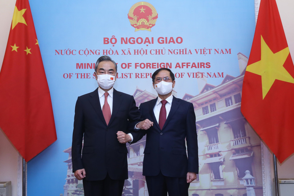 Bộ trưởng Ngoại giao Bùi Thanh Sơn và Bộ trưởng Ngoại giao Trung Quốc Vương Nghị tại lễ đón. (Ảnh: Lâm Khánh/TTXVN)