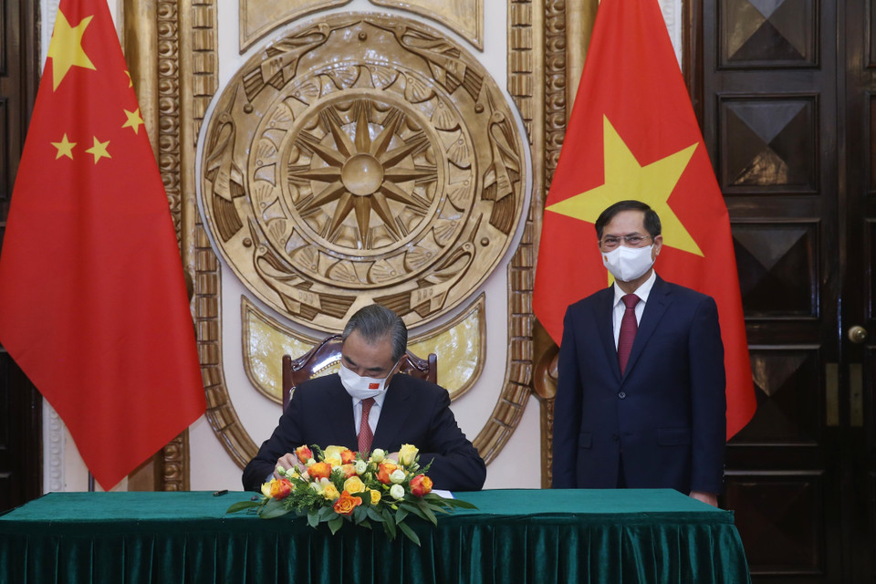 Bộ trưởng Ngoại giao Trung Quốc Vương Nghị ghi lưu bút. (Ảnh: Lâm Khánh/TTXVN)