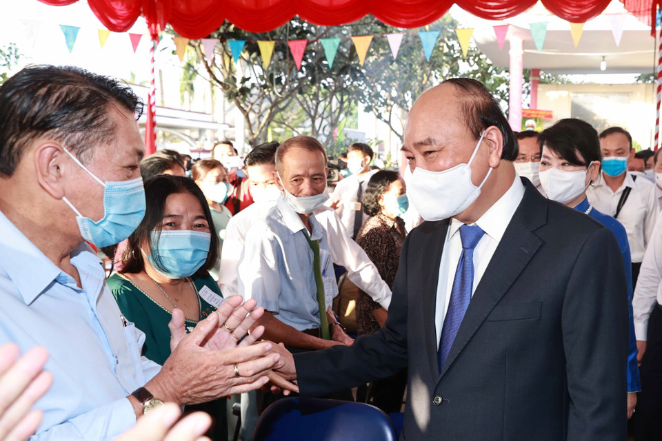 Chủ tịch nước Nguyễn Xuân Phúc với cử tri đi bỏ phiếu tại khu vực bỏ phiếu số 41, đơn vị bầu cử số 10 thuộc thị trấn Củ Chi, Thành phố Hồ Chí Minh. (Ảnh: Thống Nhất/TTXVN)