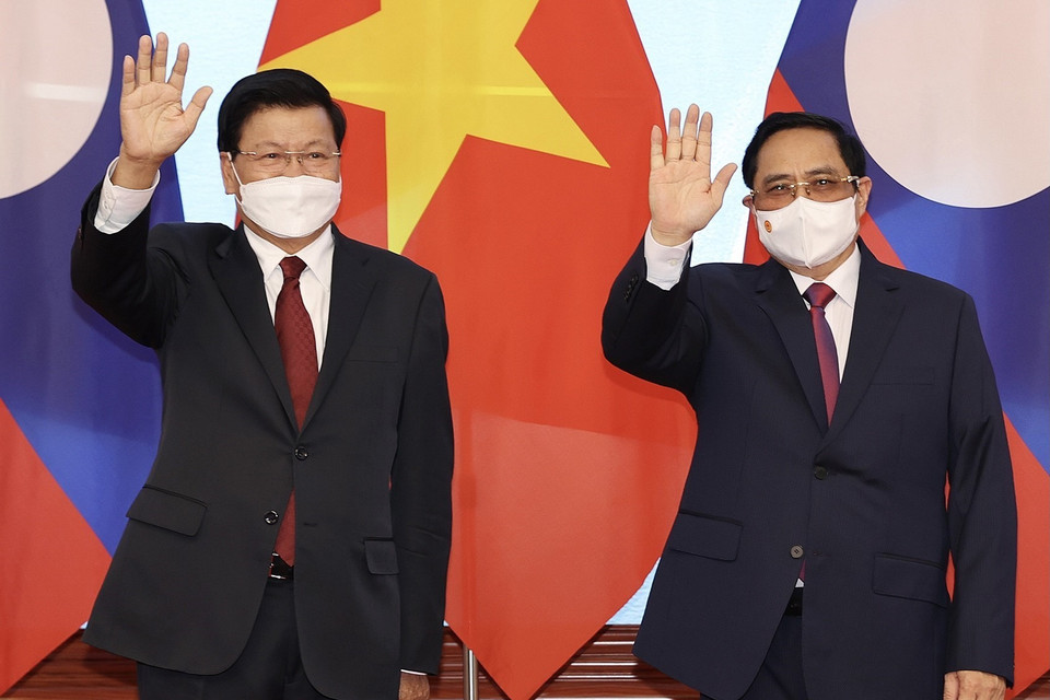 Thủ tướng Chính phủ Phạm Minh Chính và Tổng Bí thư, Chủ tịch nước Lào Thongloun Sisoulith chụp ảnh chung. (Ảnh: Dương Giang/TTXVN)