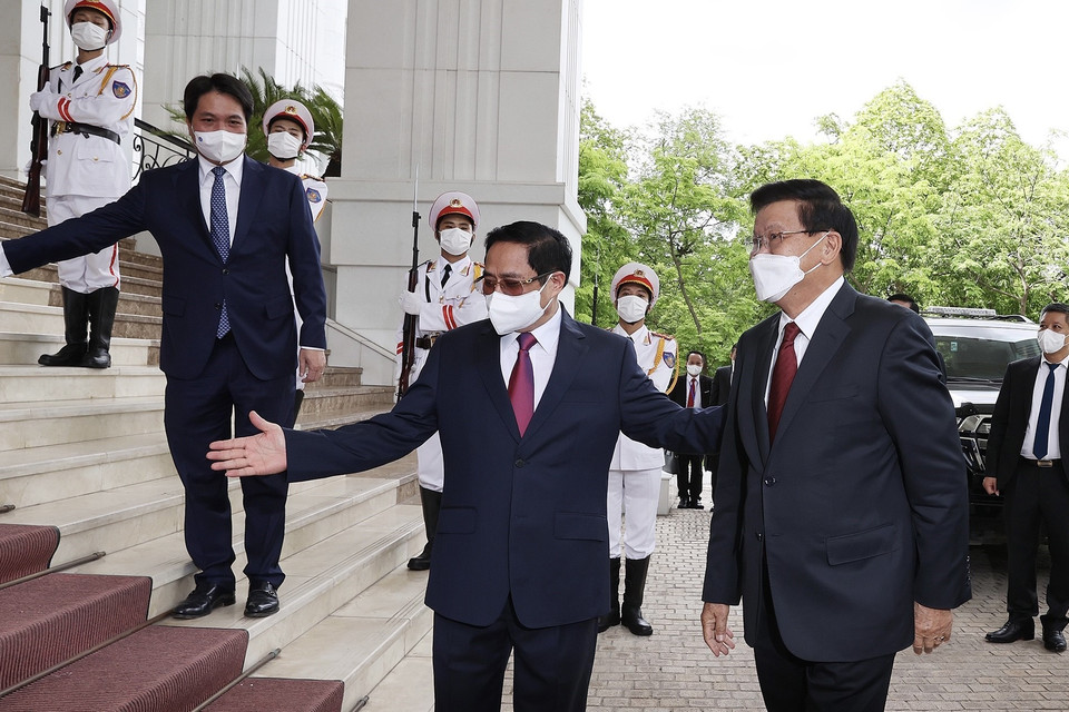 Thủ tướng Chính phủ Phạm Minh Chính đón Tổng Bí thư, Chủ tịch nước Lào Thongloun Sisoulith. (Ảnh: Dương Giang/TTXVN)