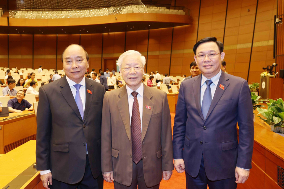 Tổng Bí thư, Chủ tịch nước Nguyễn Phú Trọng, Thủ tướng Nguyễn Xuân Phúc và Chủ tịch Quốc hội Vương Đình Huệ tại phiên họp chiều 1/4. (Ảnh: Trí Dũng/TTXVN)