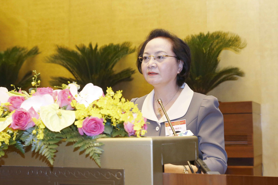 Bộ trưởng Bộ Nội vụ Phạm Thị Thanh Trà báo cáo tổng kết công tác tham gia cuộc bầu cử đại biểu Quốc hội khóa XV và đại biểu Hội đồng nhân dân các cấp nhiệm kỳ 2021-2026 của Chính phủ. (Ảnh: Doãn Tấn/TTXVN)