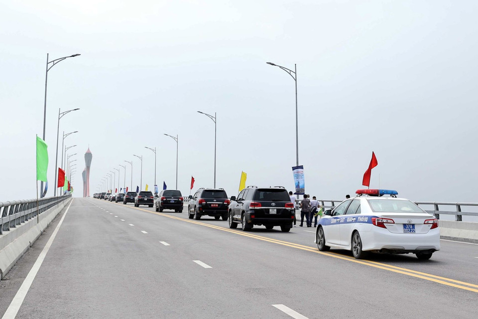 Toàn cảnh Lễ thông xe cầu Cửa Hội bắc qua Sông Lam nối tỉnh Nghệ An và Hà Tĩnh. (Ảnh: Thống Nhất/TTXVN)