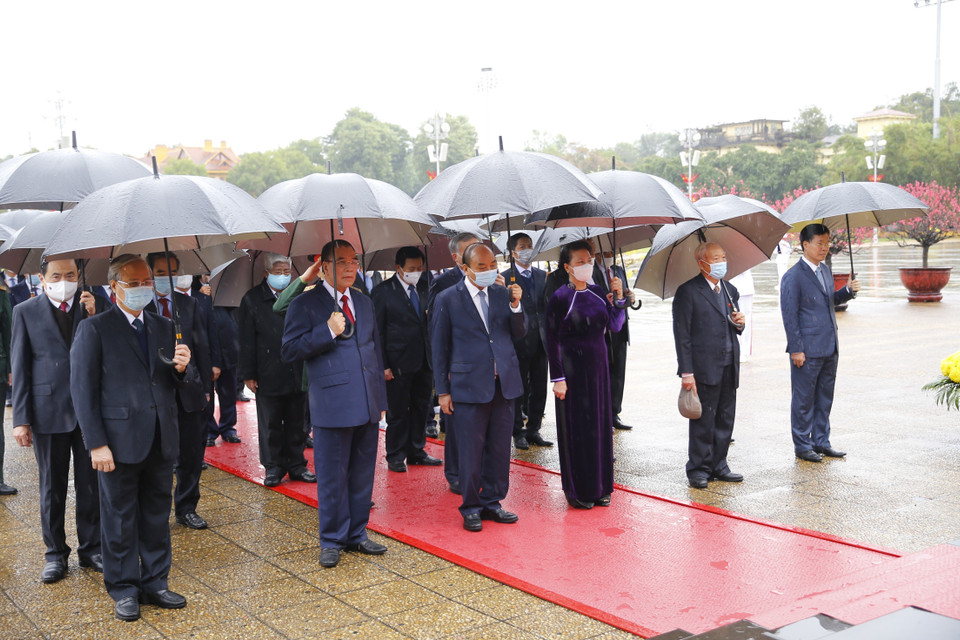 Các lãnh đạo Đảng, Nhà nước viếng Chủ tịch Hồ Chí Minh. (Ảnh: Doãn Tấn/TTXVN)