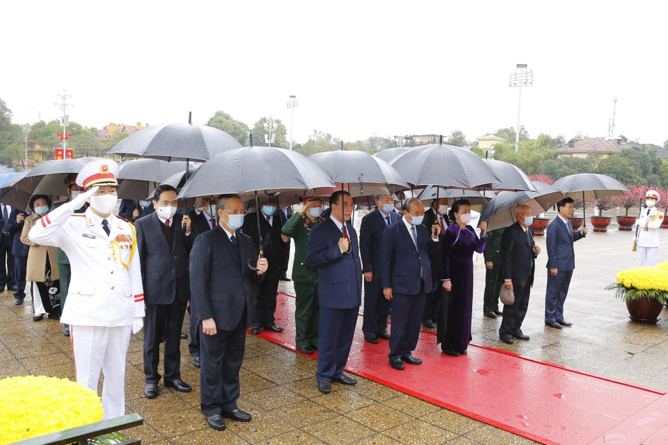 Các lãnh đạo Đảng, Nhà nước viếng Chủ tịch Hồ Chí Minh. (Ảnh: Doãn Tấn/TTXVN)