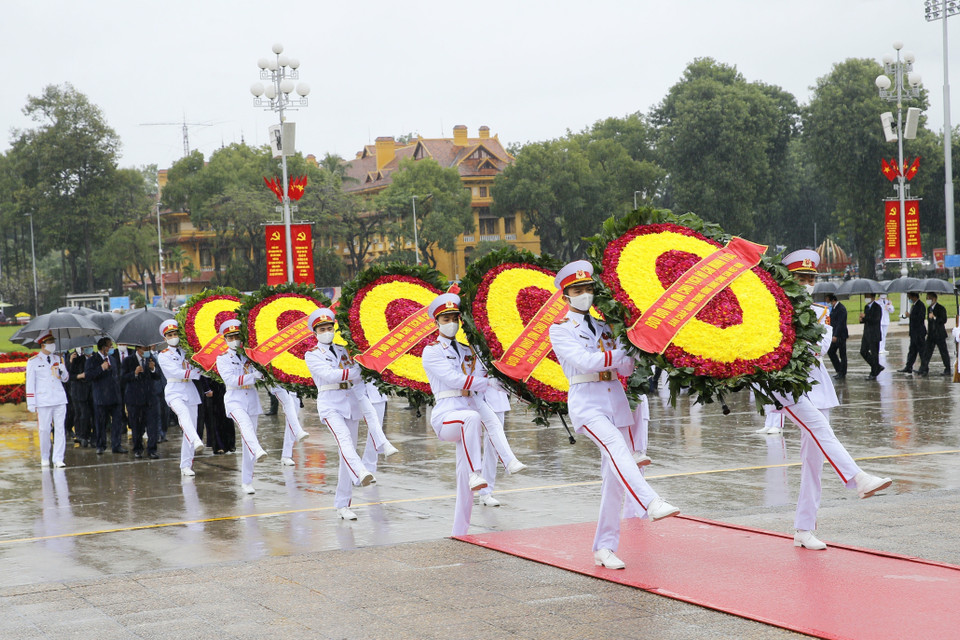 Các lãnh đạo Đảng, Nhà nước vào Lăng viếng Chủ tịch Hồ Chí Minh. (Ảnh: Doãn Tấn/TTXVN)