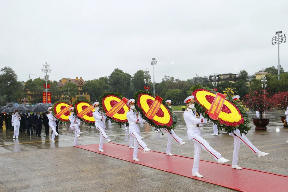 Các lãnh đạo Đảng, Nhà nước vào Lăng viếng Chủ tịch Hồ Chí Minh. (Ảnh: Doãn Tấn/TTXVN)