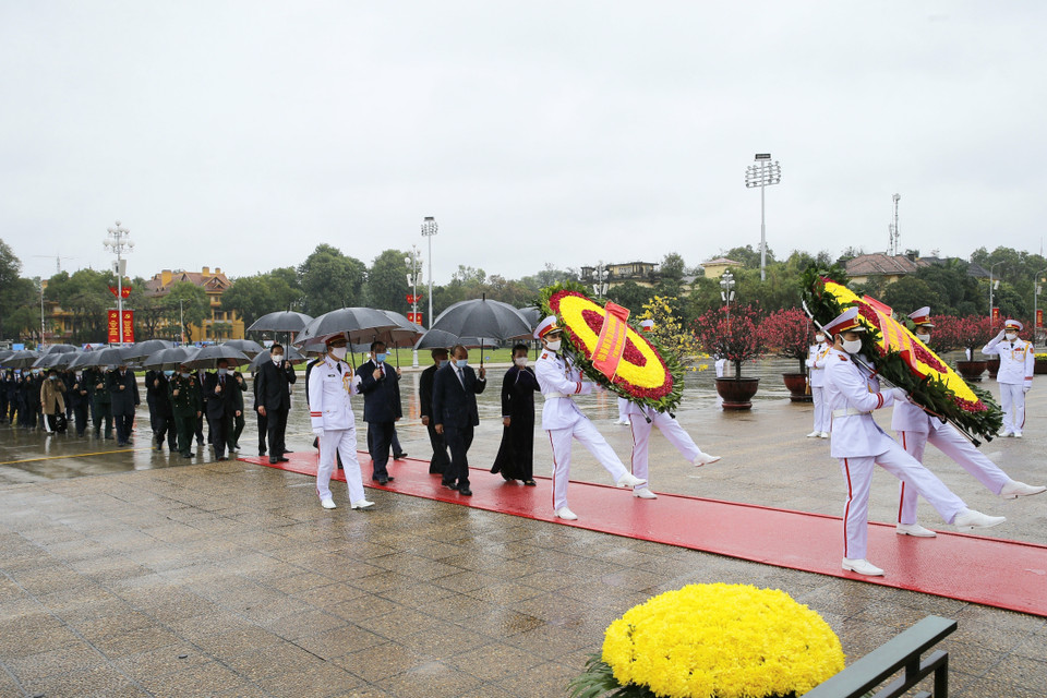 Các lãnh đạo Đảng, Nhà nước vào Lăng viếng Chủ tịch Hồ Chí Minh. (Ảnh: Doãn Tấn/TTXVN)