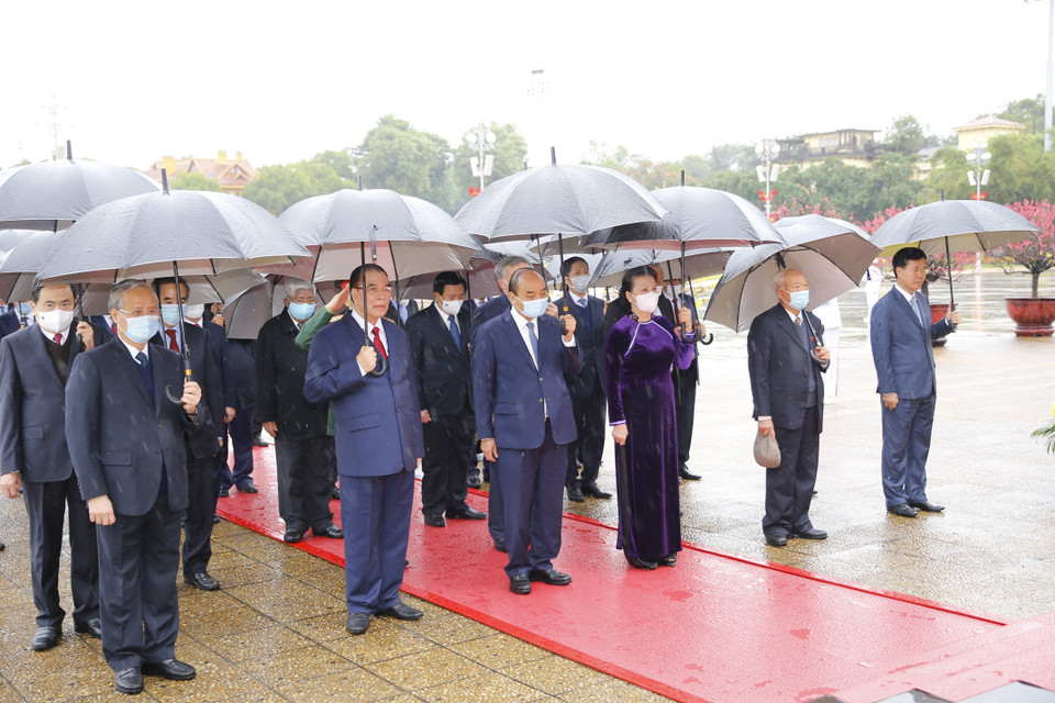 Các lãnh đạo Đảng, Nhà nước viếng Chủ tịch Hồ Chí Minh. (Ảnh: Doãn Tấn/TTXVN)