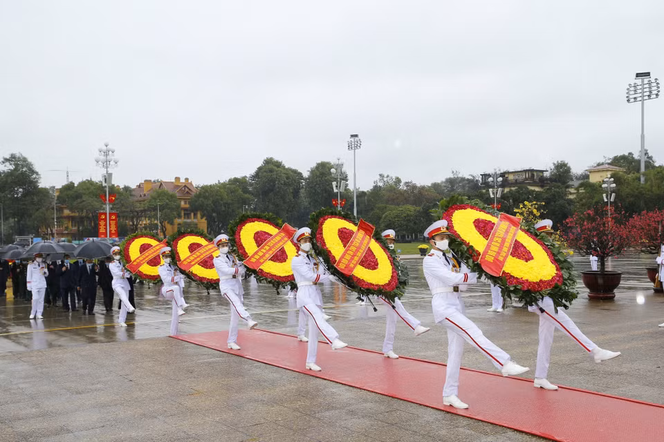 Các lãnh đạo Đảng, Nhà nước vào Lăng viếng Chủ tịch Hồ Chí Minh. (Ảnh: Doãn Tấn/TTXVN)