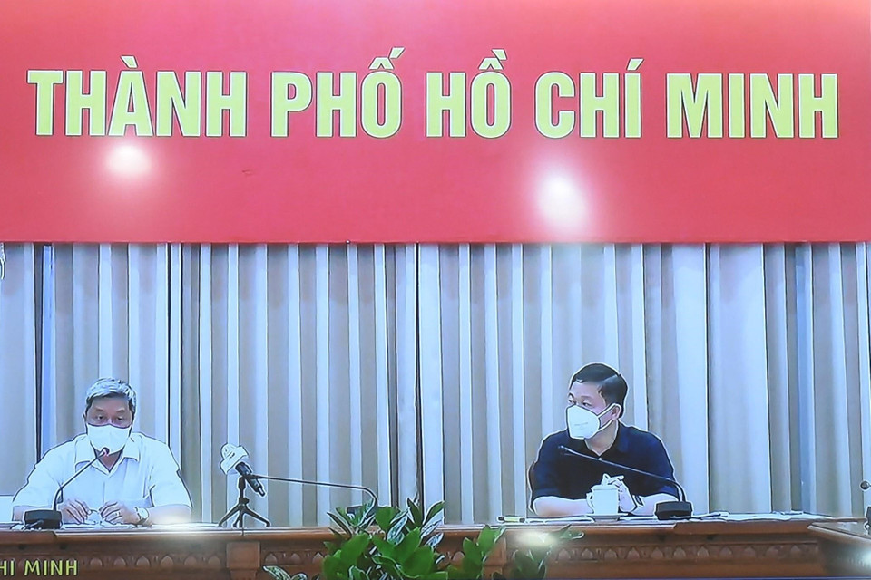 Thứ trưởng Bộ Y tế Nguyễn Trường Sơn và Lãnh đạo Thành phố Hồ Chí Minh dự trực tuyến cuộc họp. (Ảnh: Nguyễn Điệp/TTXVN)