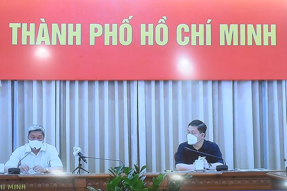 Thứ trưởng Bộ Y tế Nguyễn Trường Sơn và Lãnh đạo Thành phố Hồ Chí Minh dự trực tuyến cuộc họp. (Ảnh: Nguyễn Điệp/TTXVN)