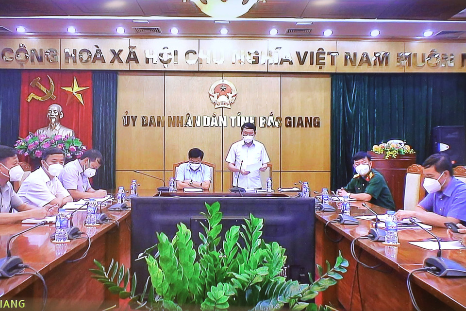 Lãnh đạo và các đại biểu tỉnh Bắc Giang dự họp trực tuyến. (Ảnh: Nguyễn Điệp/TTXVN)