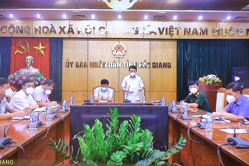 Lãnh đạo và các đại biểu tỉnh Bắc Giang dự họp trực tuyến. (Ảnh: Nguyễn Điệp/TTXVN)