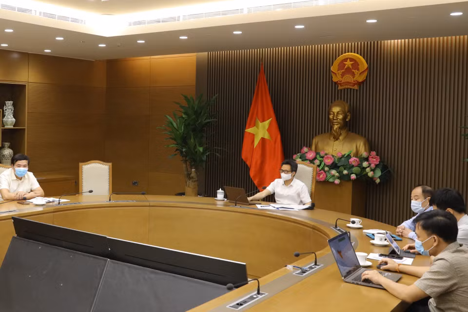 Quang cảnh cuộc họp do Phó Thủ tướng Vũ Đức Đam chủ trì với Thành phố Hồ Chí Minh, tỉnh Bắc Giang về các biện pháp phòng, chống dịch COVID-19. (Ảnh: Nguyễn Điệp/TTXVN)
