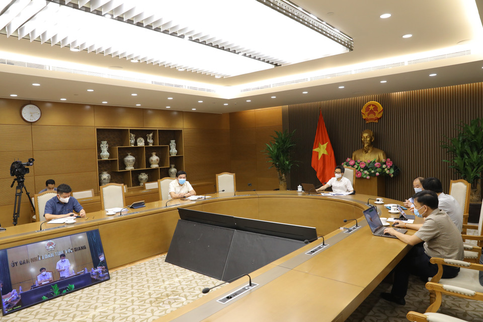 Phó Thủ tướng Vũ Đức Đam chỉ đạo Thành phố Hồ Chí Minh phấn đấu không để tiếp tục kéo dài tình trạng giãn cách xã hội trên diện rộng. (Ảnh: Nguyễn Điệp/TTXVN)