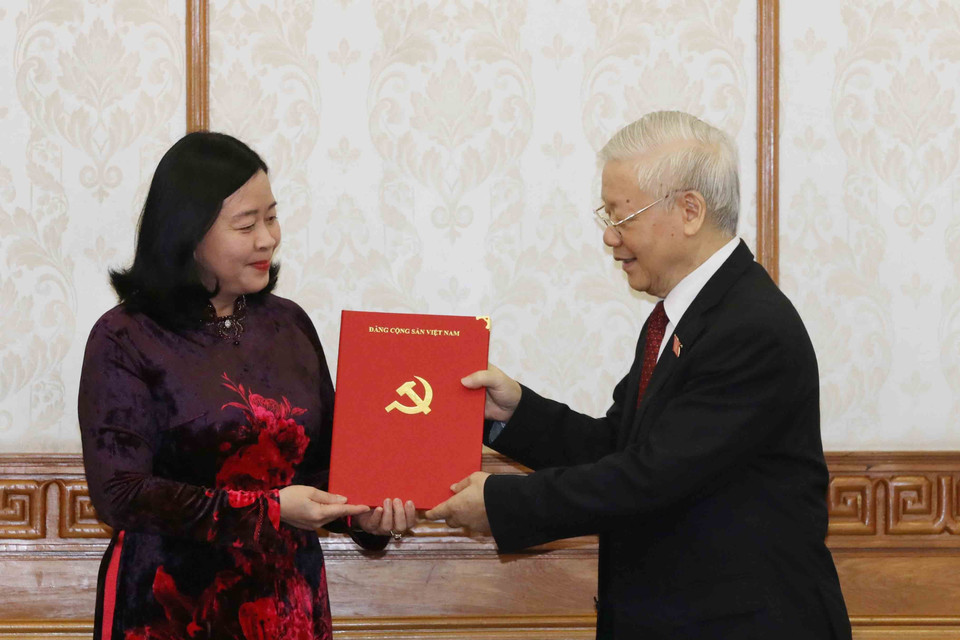 Tổng Bí thư Nguyễn Phú Trọng trao Quyết định của Bộ Chính trị phân công bà Bùi Thị Minh Hoài, Bí thư Trung ương Đảng, Phó Chủ nhiệm Thường trực Ủy ban Kiểm tra Trung ương làm Trưởng ban Dân vận Trung ương. (Ảnh: Phương Hoa/TTXVN)